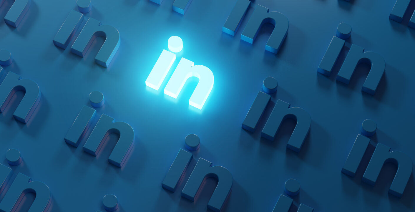 Vários logos do linkedin em alto relevo, estilo 3D, sendo um dos logos em destaque e brilhante, em um fundo azul