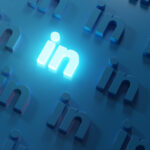 Vários logos do linkedin em alto relevo, estilo 3D, sendo um dos logos em destaque e brilhante, em um fundo azul